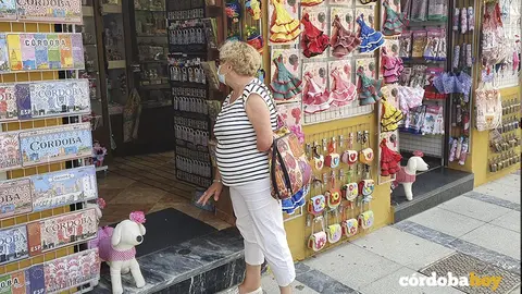 Una mujer se asoma a una tienda del entorno de la Mezquita-Catedral