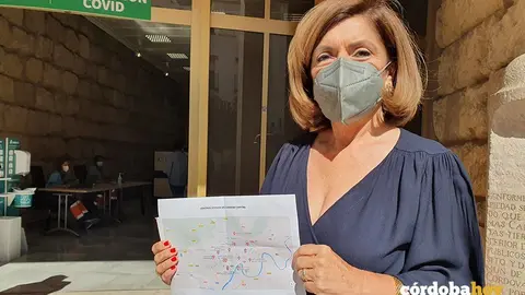 Mar&iacute;a Jes&uacute;s Botella muestra un mapa con los puntos de vacunaci&oacute;n en la capital