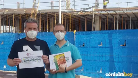 Antonio Loperas y Javier&nbsp;Delgado en los tajos explicando la jornada intensiva