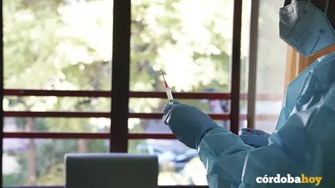Un sanitario prepara una vacuna