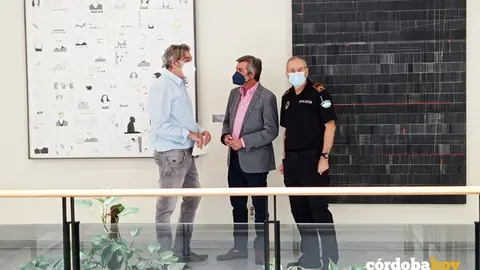Pepe Puntas en la entrega de sus dos obras a la Polic&iacute;a Local