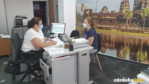 Una clienta en la agencia Azul Marino Viajes de C&oacute;rdoba