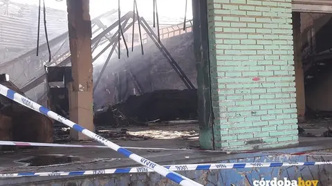 Interior de la nave abandonada en Sor &Aacute;ngela de la Cruz que sali&oacute; ardiendo