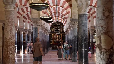 Turistas enmascarados en la Mezquita-Catedral de C&oacute;rdoba