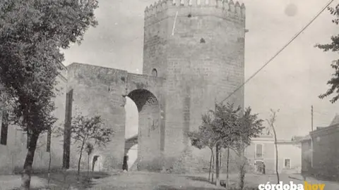 Imagen de finales del siglo XIX y principios del XX con una puerta de un habit&aacute;culo excavado en la Torre de La Malmuerta