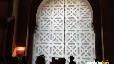 Interior de la segunda puerta de la Mezquita de C&oacute;rdoba, cubierta por una lona con la imagen de la celosia retirada