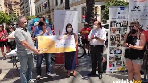 Entrega del cheque a C&aacute;ritas por parte del movimiento Ultreya
