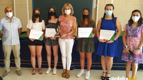 La delegada de Educaci&oacute;n junto a alumnas del IES San Roque