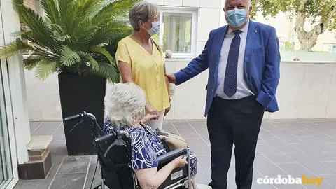El consejero de Salud, Jes&uacute;s Aguirre, conversa con residentes de Orpea en C&oacute;rdoba