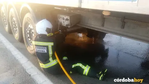 Actuaci&oacute;n de los bomberos en el tr&aacute;iler accientado