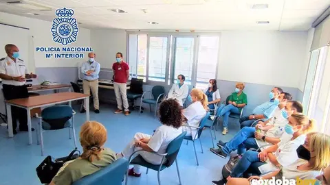 Charlas preventivas de la Polic&iacute;a al personal sanitario