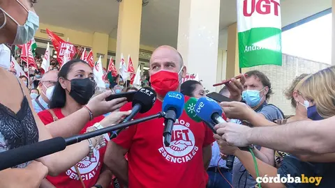 El secretario general de UGT FeSMC, Juan Mart&iacute;nez, en el primer d&iacute;a de huelga de limpieza en la sanidad p&uacute;blica, en una imagen de archivo