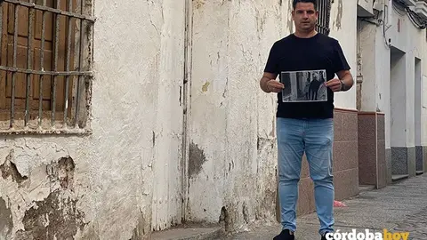 Pedro Garc&iacute;a muestra la imagen de Salvador Fuentes y Laura Ruiz en la oposici&oacute;n reclamando la licencia 'para el inmueble donde se encuentra el portavoz de IU