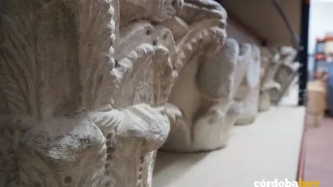 Capiteles en dep&oacute;sito en el Museo de Bellas Artes