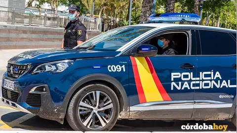 Agentes de la Polic&iacute;a Nacional en su veh&iacute;culo de patrulla