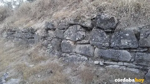 Muro que ha sido destruido por completo en el yacimiento de La Vi&ntilde;uela de Almedinilla