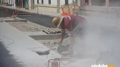 Un hombre en una obra de C&oacute;rdoba en pleno mes de agosto, en una imagen de archivo