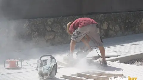 Un hombre en una obra de C&oacute;rdoba en pleno mes de agosto, en una imagen de archivo