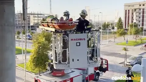 Rescate de un trabajador por los bomberos en una obra de la calle Carril de los Toros