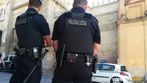 Polic&iacute;a Local en el entorno de la Mezquita junto a la Polic&iacute;a Nacional