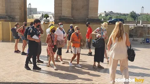 Turistas franceses en el entorno de la Mezquita-Catedral
