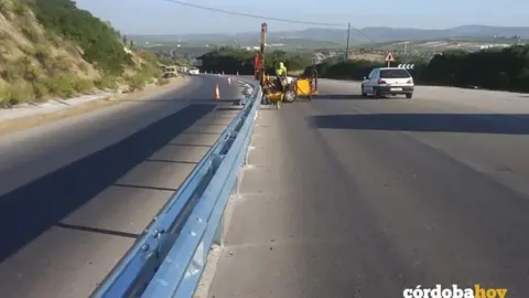 Instalaci&oacute;n de barreras de seguridad en la carretera A-318 en Cabra