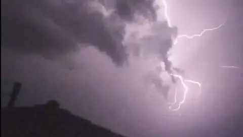 Rayos la pasada madrugada en los cielos de Hinojosa del Duque