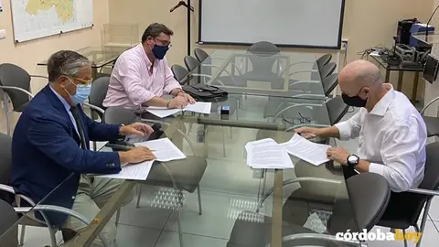 Firma del contrato para la reforma de la calle de El Potro en El Arenal