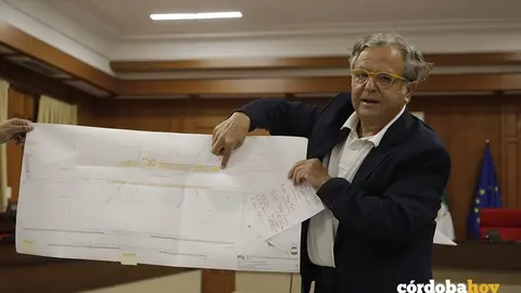 Salvador Fuentes muestra d&oacute;nde se realizar&aacute; el entoldado de aceras