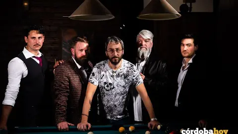 Grupo de modelos que compone la colecci&oacute;n dinalista 'Lords of Darkness', con Juan Aguilar en el centro
