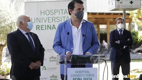 Jos&eacute; Mar&iacute;a Bellido, junto a Jes&uacute;s Aguirre (izquierda) y Antonio Repullo (derecha)
