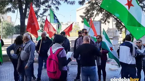 Miembros de Naci&oacute;n Andaluza en una concentraci&oacute;n