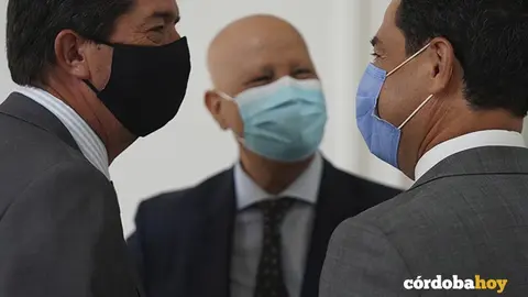 El presidente de la Junta, Juanma Moreno, conversa con el vicepresidente, Juan Mar&iacute;n, y el consejero de Educaci&oacute;n, Javier Imbroda
