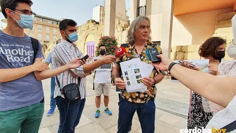 Manuel Ortega, de Nodo Corduba, a las puertas del Ayuntamiento