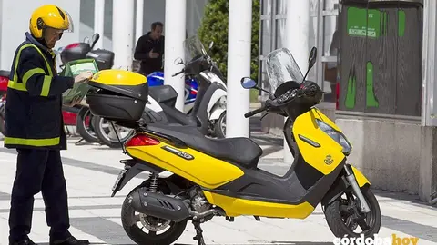 Repartidor de Correos en su moto oficial
