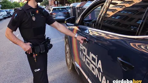 Agente de la Polic&iacute;a Nacional con su veh&iacute;culo