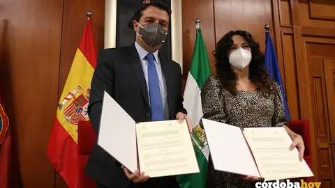 Firma del convenio entre Jos&eacute; Mar&iacute;a Bellido y Roc&iacute;o Ruiz. FOTO RAFA MELLADO SENIOR