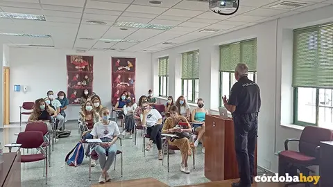 Charlas de seguridad de la Polic&iacute;a Nacional en la Universidad de C&oacute;rdoba, en una imagen de archivo