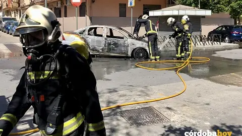 Los bomberos de C&oacute;rdoba en una actuaci&oacute;n de fuego en veh&iacute;culo en una imagen de archvo de CORDOBAFIRE