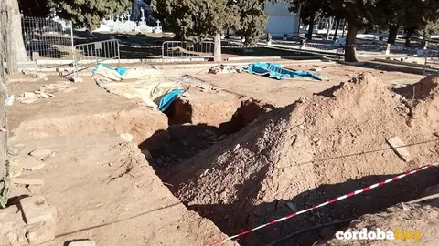 Fosas comunes en el cementerio de Nuestra Se&ntilde;ora de la Salud
