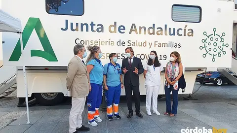 Antonio Repullo (centro) junto al cami&oacute;n m&oacute;vil de vacunaci&oacute;n sin cita previa en Las Tendillas