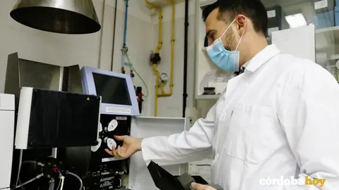El investigador del Departamento de Agronom&iacute;a de la UCO Antonio R. S&aacute;nchez en el laboratorio