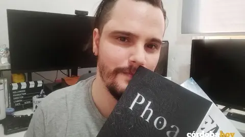 David Wyy con sus dos libros de la saga Alemm
