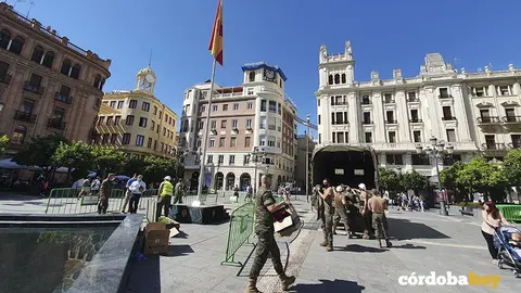 El Ej&eacute;rcito coloca el m&aacute;stil que servir&aacute; para conmemorar actos en honor a la Guardia Civil