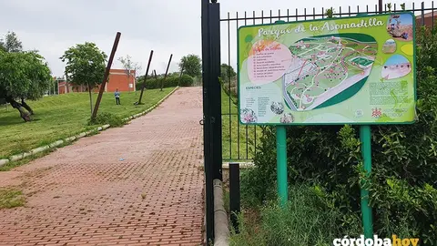 Entrada al Parque de Las Asomadilla con la cafeter&iacute;a a la izquierda y el Aula de la Naturaleza a la derecha