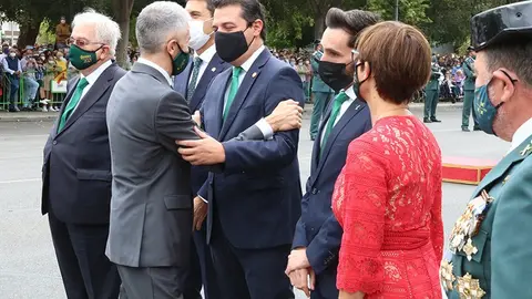 El ministro Grande-Marlaska saluda al alcalde de C&oacute;rdoba, Jos&eacute; Mar&iacute;a Bellido