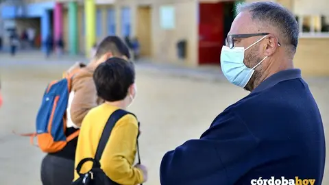 Portero de un colegio de C&oacute;rdoba durante la pandemia en una imagen de archivo