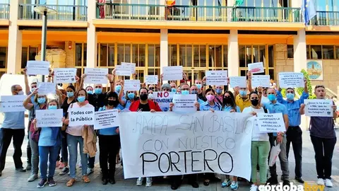 Concentraci&oacute;n de porteros y porteras de centros p&uacute;blicos ante el Ayuntamiento