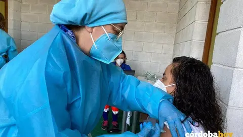 Una mujer recibe una dosis de la vacuna contra el Coronavirus