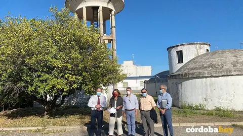 Salvador Fuentes y Mar&iacute;a Jes&uacute;s Botella en el terreno del futuro centro de salud de Villarrubia
